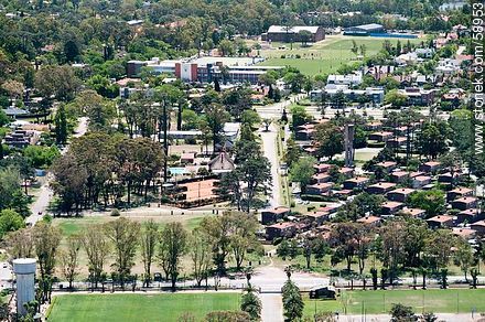 Vista aérea de la calle Canes. Al fondo, el colegio Stella Maris - Departamento de Montevideo - URUGUAY. Foto No. 58953