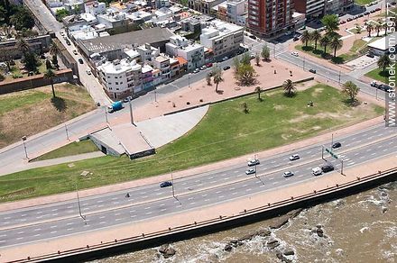 Vista aérea de la Rambla Argentina. Espacio Libre Atenas. - Departamento de Montevideo - URUGUAY. Foto No. 59177