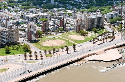 Vista aérea de la Rambla Argentina. Canchas de baby fútbol - Departamento de Montevideo - URUGUAY. Foto No. 59052