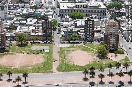Vista aérea de canchas de baby fútbol Don Bosco y Estrella del Sur. Al fondo la sede central de la Universidad Técnica del Uruguay (UTU). Calle Minas - Departamento de Montevideo - URUGUAY. Foto No. 59051