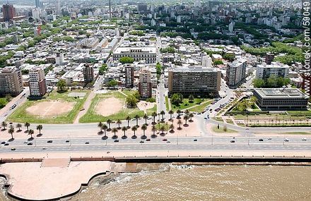 Vista aérea de la Rambla Argentina. Canchas de baby fútbol - Departamento de Montevideo - URUGUAY. Foto No. 59049