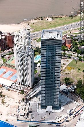 Vista aérea de la torre 4 del World Trade Center Montevideo (2012) - Departamento de Montevideo - URUGUAY. Foto No. 59146
