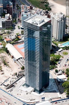 Vista aérea de la torre 4 del World Trade Center Montevideo (2012) - Departamento de Montevideo - URUGUAY. Foto No. 59151