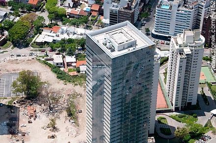 Vista aérea de la torre 4 del World Trade Center Montevideo (2012) - Departamento de Montevideo - URUGUAY. Foto No. 59152