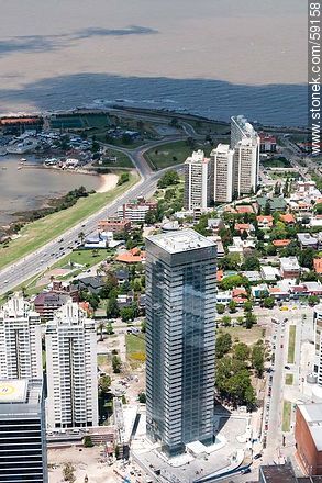 Vista aérea de la torre 4 del World Trade Center Montevideo (2012) - Departamento de Montevideo - URUGUAY. Foto No. 59158