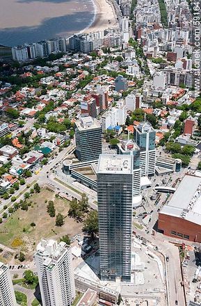 Vista aérea de la torre 4 del World Trade Center Montevideo (2012) - Departamento de Montevideo - URUGUAY. Foto No. 59164