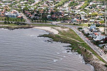 Vista aérea de la rambla y Coimbra. Playa de los Ingleses - Departamento de Montevideo - URUGUAY. Foto No. 59257