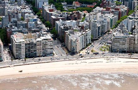 Vista aérea de playa Pocitos, José Scoseria, Bulevar España y Av. Brasil - Departamento de Montevideo - URUGUAY. Foto No. 59285