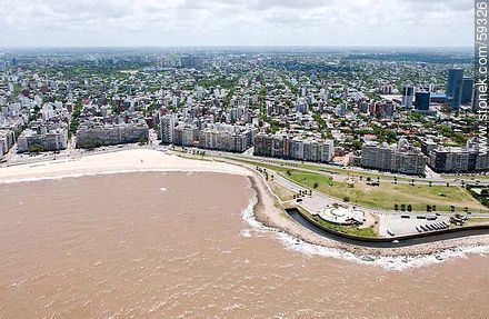 Vista aérea del Espacio Libre de la Segunda Guerra Mundial. Ramblas del Perú y De Gaulle (2012). Playa Pocitos. Terminal de ómnibus - Departamento de Montevideo - URUGUAY. Foto No. 59326