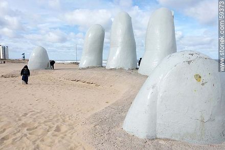Los dedos de La Mano asomando desde su base de hormigón (2013) - Punta del Este y balnearios cercanos - URUGUAY. Foto No. 59373