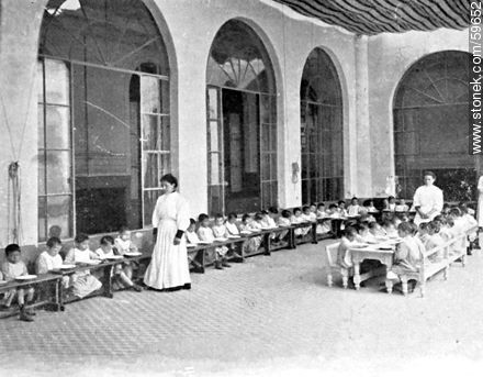 Asilo de Expósitos y Huérfanos. El almuerzo. 1909 - Departamento de Montevideo - URUGUAY. Foto No. 59652