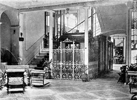 Entrada a la Redacción y Talleres del diario «El Día», 1910 - Departamento de Montevideo - URUGUAY. Foto No. 59694