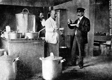 Hotel de Inmigrantes. Probando el alimento, 1910 - Departamento de Montevideo - URUGUAY. Foto No. 59705