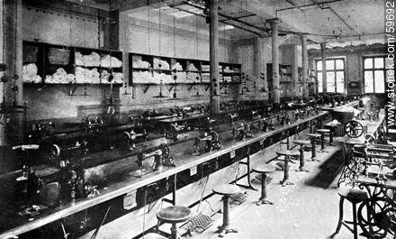 Compañía General de Ropa Blanca. Departamento de costura por máquinas movidas a vapor, 1909 - Departamento de Montevideo - URUGUAY. Foto No. 59692
