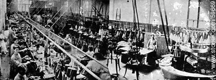 Vista parcial de la sección confección de calcetines, medias, camisillas y demás artículos de bonetería de los señores H. M. Barbagelata y Cìa., 1910 - Departamento de Montevideo - URUGUAY. Foto No. 59669