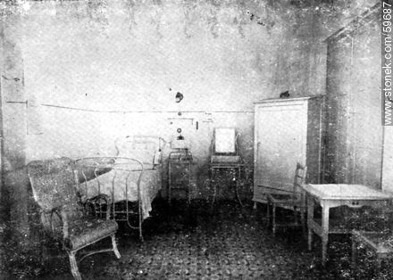 Un dormitorio del Sanatorio, 1910 - Departamento de Montevideo - URUGUAY. Foto No. 59687