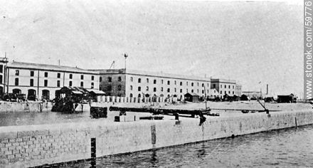 Muelle de ribera en la Dársena No. 1 frente a la Aduana, 1910 - Departamento de Montevideo - URUGUAY. Foto No. 59776