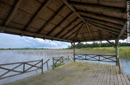 Muelle techado sobre la laguna - Punta del Este y balnearios cercanos - URUGUAY. Foto No. 59911