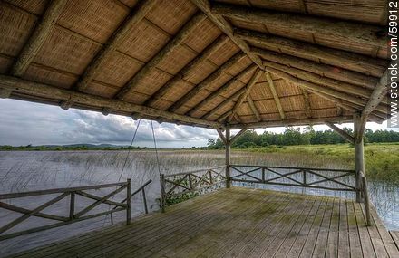 Muelle techado sobre la laguna - Punta del Este y balnearios cercanos - URUGUAY. Foto No. 59912