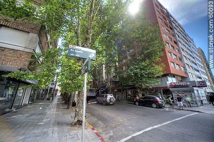 Esquina de Bulevar España y Juan Benito Blanco. El Paquín - Departamento de Montevideo - URUGUAY. Foto No. 60093