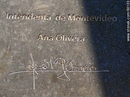 Placa al pie de Greetingman. Intendenta de Montevideo - Departamento de Montevideo - URUGUAY. Foto No. 60103