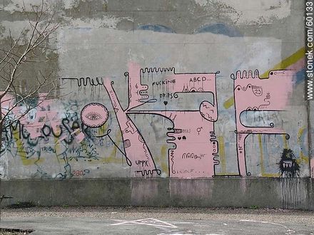 Grafiti en muro de Cementerio en el Buceo - Departamento de Montevideo - URUGUAY. Foto No. 60133