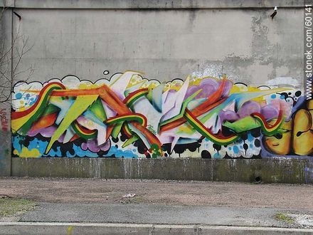 Grafiti en muro de Cementerio en el Buceo - Departamento de Montevideo - URUGUAY. Foto No. 60141
