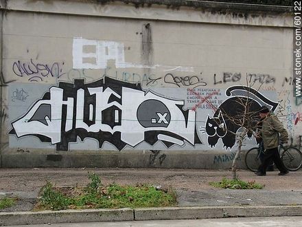Grafiti en muro de Cementerio en el Buceo - Departamento de Montevideo - URUGUAY. Foto No. 60122