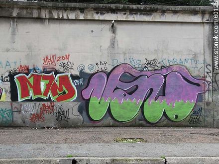 Grafiti en muro de Cementerio en el Buceo - Departamento de Montevideo - URUGUAY. Foto No. 60126