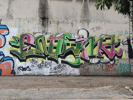 Grafiti en muro de Cementerio en el Buceo - Departamento de Montevideo - URUGUAY. Foto No. 60148