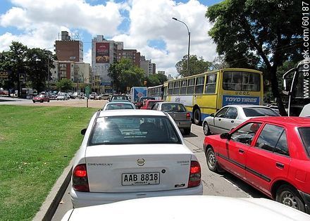 Embotellamiento de autos en Av. Italia - Departamento de Montevideo - URUGUAY. Foto No. 60187