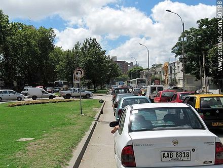 Embotellamiento de autos en Av. Italia - Departamento de Montevideo - URUGUAY. Foto No. 60188