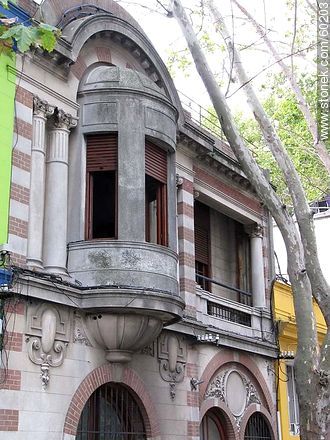 Old house on the street Edil Hugo Pratto - Department of Montevideo - URUGUAY. Photo #60203