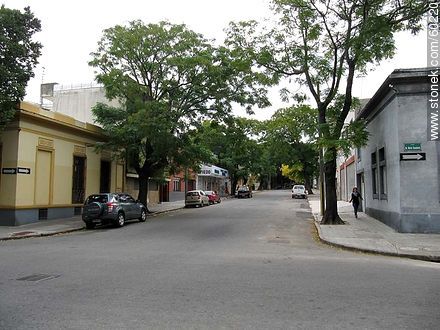 La calle Charrúa y Cassinoni (ex Duvimioso Terra) - Departamento de Montevideo - URUGUAY. Foto No. 60220
