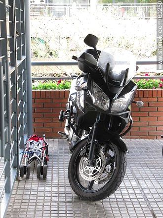 Motocicleta y changuito de niño -  - IMÁGENES VARIAS. Foto No. 60250