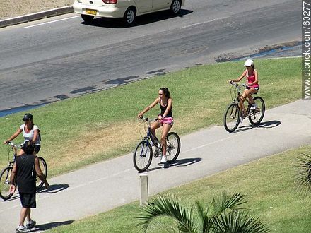 Jóvenes ciclistas por la rambla - Punta del Este y balnearios cercanos - URUGUAY. Foto No. 60277