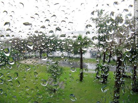 Gotas de lluvia sobre un vidrio -  - IMÁGENES VARIAS. Foto No. 60338