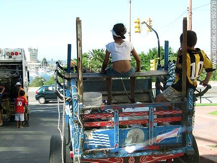 Niños recolectores de residuos en un carro tirado por caballo en la rambla del Buceo -  - URUGUAY. Foto No. 60376