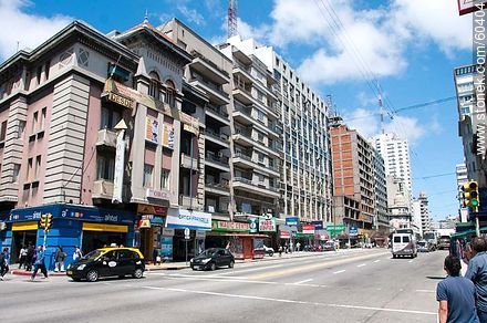Avenida 18 de Julio y Carlos Roxlo - Departamento de Montevideo - URUGUAY. Foto No. 60404