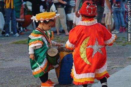 Niños con sus tambores listos para el desfile - Departamento de Montevideo - URUGUAY. Foto No. 60571