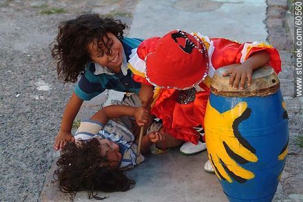 Niños jugando en la calle - Departamento de Montevideo - URUGUAY. Foto No. 60560