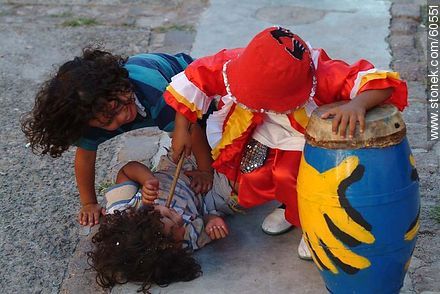 Niños jugando en la calle - Departamento de Montevideo - URUGUAY. Foto No. 60551