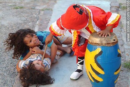 Niños jugando en la calle - Departamento de Montevideo - URUGUAY. Foto No. 60555