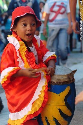 Niño candombero pronto para el desfile - Departamento de Montevideo - URUGUAY. Foto No. 60574