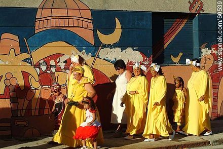 Mujeres vestidas de amarillo - Departamento de Montevideo - URUGUAY. Foto No. 60539