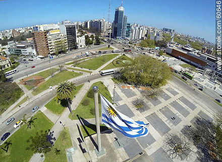 Bandera uruguaya desde lo alto en Tres Cruces - Departamento de Montevideo - URUGUAY. Foto No. 60646