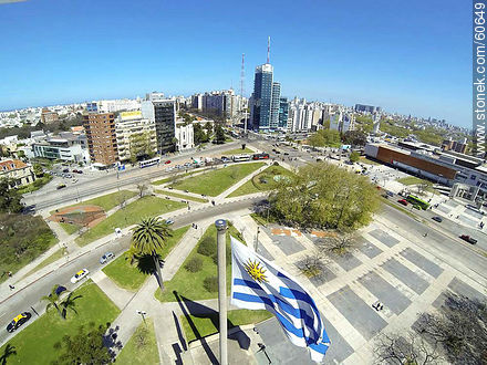 Bandera uruguaya desde lo alto en Tres Cruces - Departamento de Montevideo - URUGUAY. Foto No. 60649