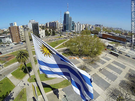 Bandera uruguaya desde lo alto en Tres Cruces - Departamento de Montevideo - URUGUAY. Foto No. 60641
