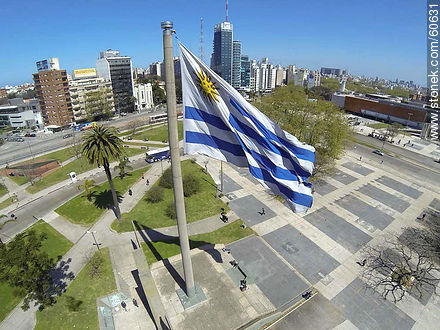 Bandera uruguaya desde lo alto en Tres Cruces - Departamento de Montevideo - URUGUAY. Foto No. 60631