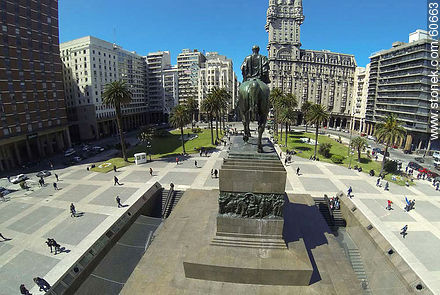 Vista aérea de la plaza Independencia. Monumento a Artigas - Departamento de Montevideo - URUGUAY. Foto No. 60663